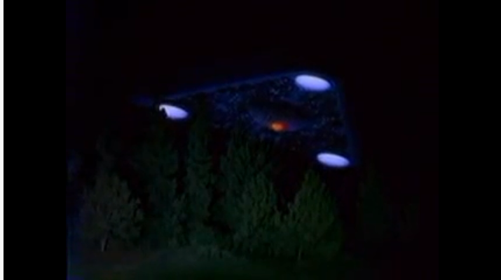 2 nuees de forme triangulaire avec 3 phares grand comme un terrain de footbal 29 novembre 1989